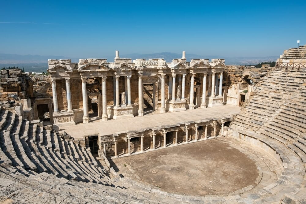 Nuit   la cité antique : Pamukkale brille sous les étoiles